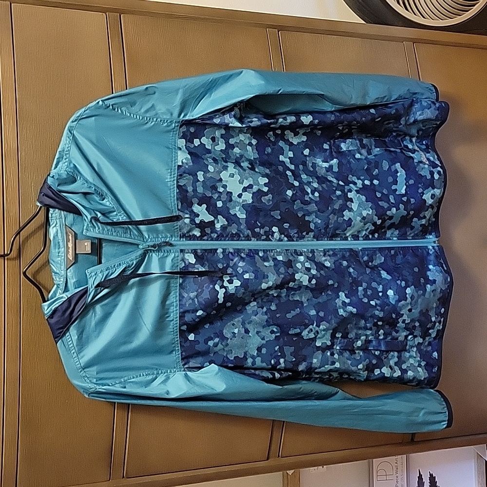 Packable windbreaker